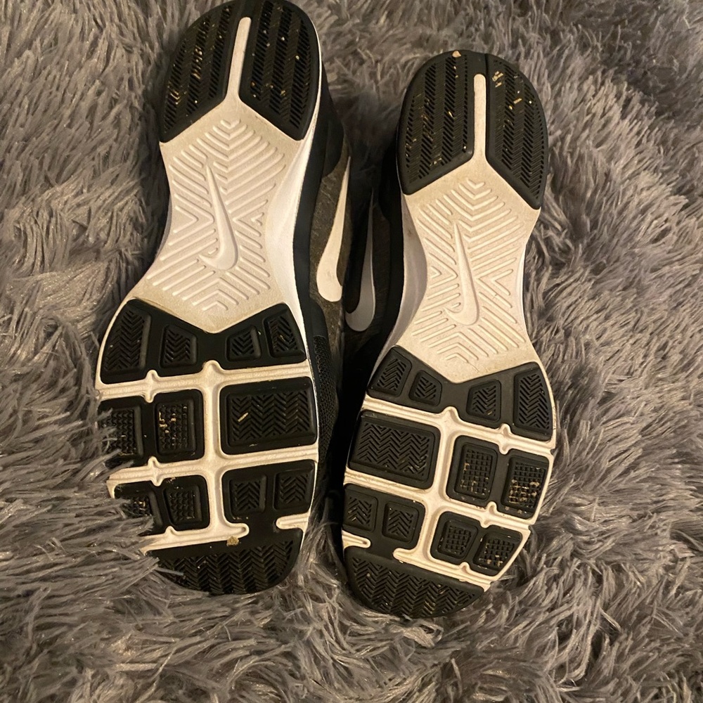 Women’s size 9 Nike training shoes black, gray & white! - Picture 4 of 4